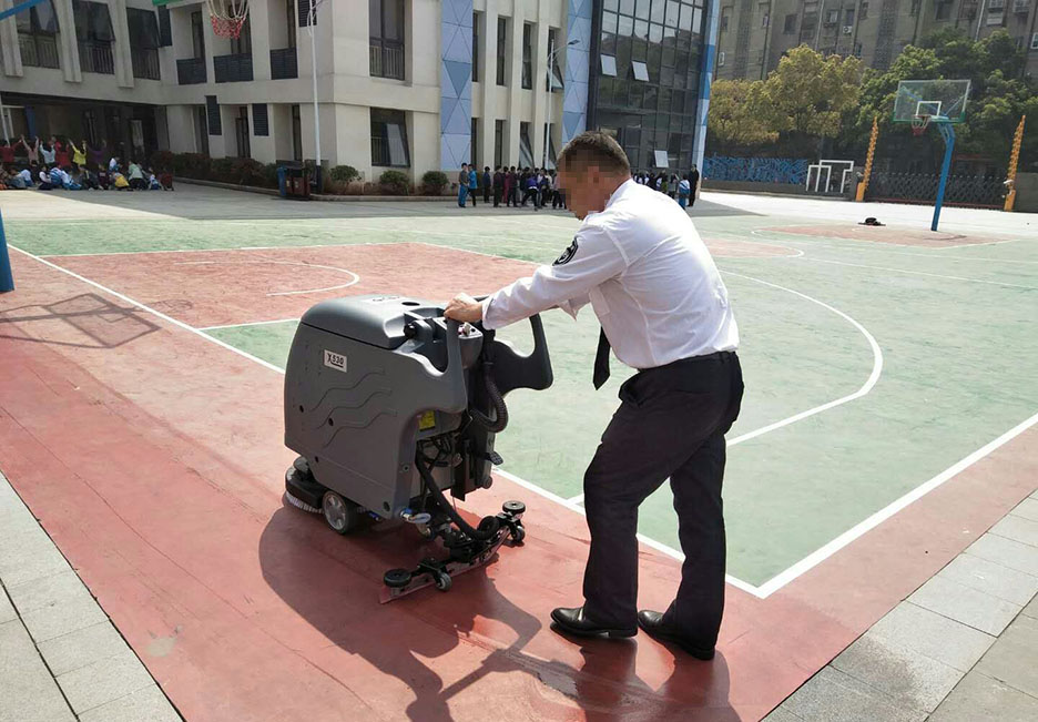 江西大型清潔設(shè)備多功能洗地機(jī)和電動(dòng)<a href=http://m.gxtqb.com target=_blank class=infotextkey>掃地車生產(chǎn)廠</a>